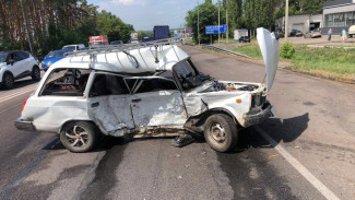 В Воронеже водитель ВАЗа вылетел на встречку и врезался в Lada: есть пострадавшие