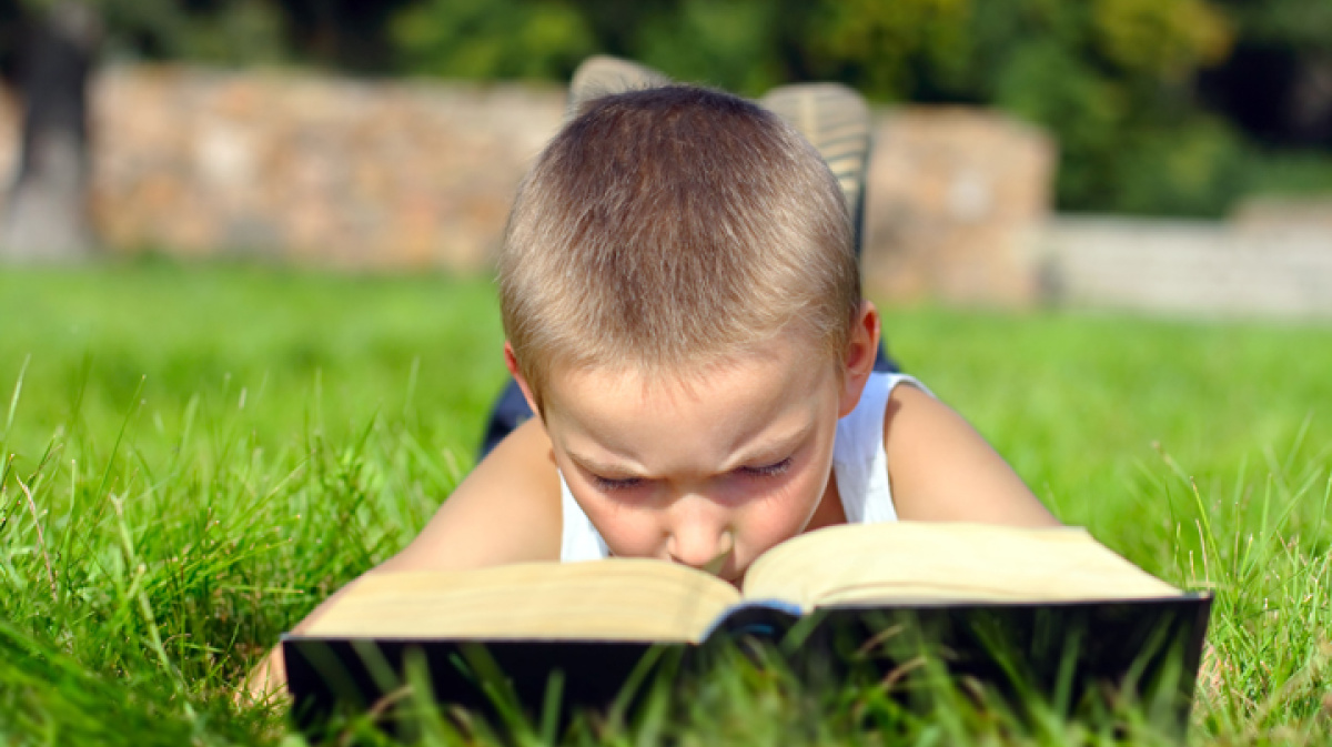 Читать в раннем возрасте. Ответственный родитель. Книги для детей. Ребенок. Пятилетний ребёнок с книгой.