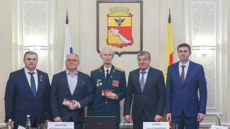 Сергей Петрин вручил памятные знаки «Воронеж – город воинской славы»