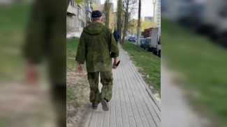 Воронежцев напугал мужчина в камуфляжной одежде с ножом
