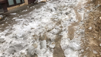 Лёд с крыши упал на директора детской школы искусств в центре Воронежа