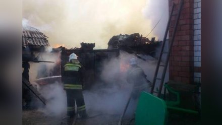 Разгоревшийся в Коминтерновском районе Воронежа пожар уничтожил 7 сараев
