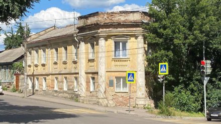 Обрушение карнизов на 105-летнем доме в центре Воронежа закончилось штрафом