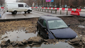 В Воронеже «Лада» провалилась в огромную яму на дороге: водителю вызвали скорую