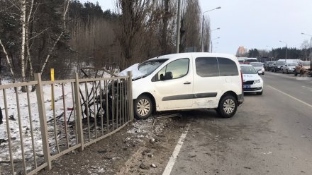 В Воронеже минивэн протаранил забор на проспекте Патриотов: ранен водитель