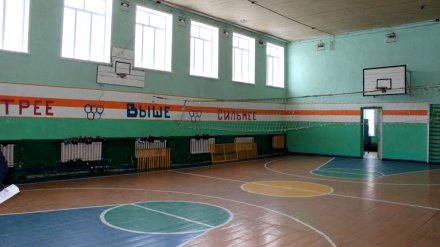 В воронежской школе физрук запер в раздевалке опоздавших на урок детей