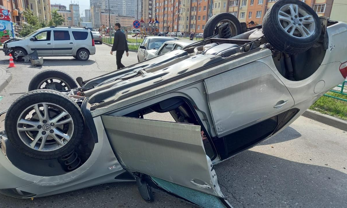 В ДТП с перевернувшейся в воронежском дворе иномаркой пострадал ребёнок –  Новости Воронежа и Воронежской области – Вести Воронеж