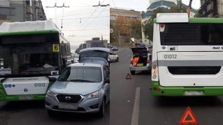 В центре Воронежа пенсионерка на иномарке врезалась в автобус: пострадал пассажир