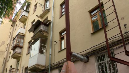 В центре Воронежа с фасада сталинки обрушился балкон