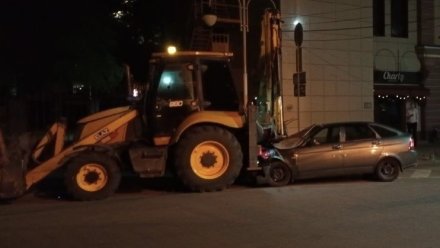 Пьяный водитель протаранил припаркованный в центре Воронежа трактор