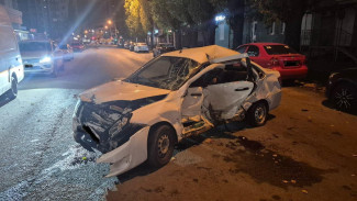 Воронежец на Mercedes протаранил припаркованные машины: есть пострадавшие