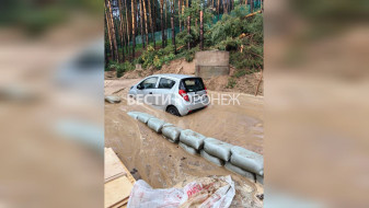 Автомобиль наполовину засыпало песком из-за селя в воронежском Ямном
