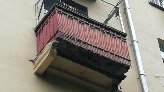 В управляющей компании объяснили частичное обрушение балкона воронежской сталинки