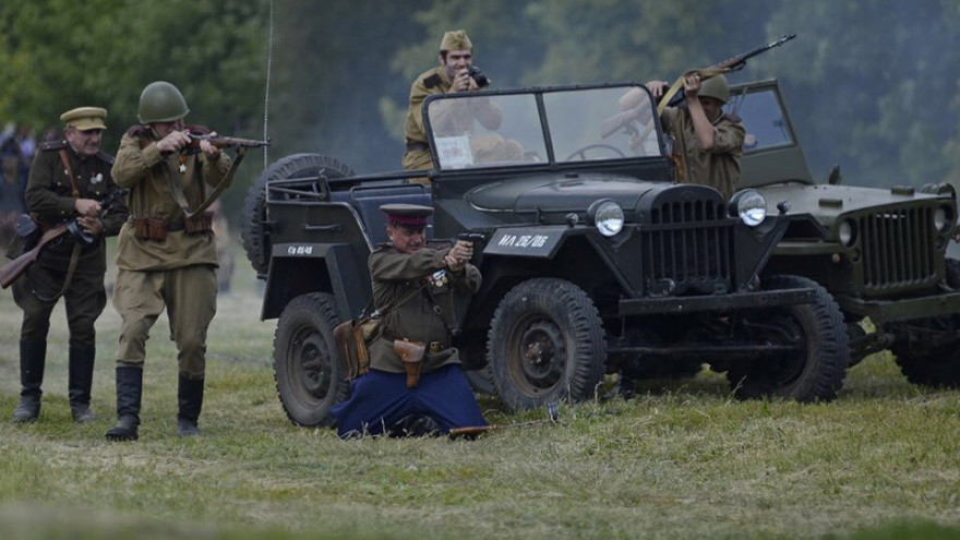На фестивале под Воронежем реконструкторы покажут военную технику и свою силу
