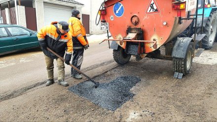 В Воронеже продолжили ремонтировать повреждённые дороги