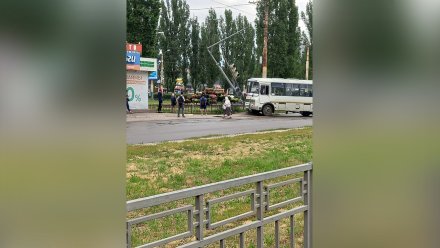 В Воронеже маршрутка влетела в светофорный столб