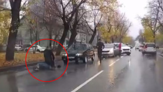 В Воронеже водители легковушек устроили драку на дороге