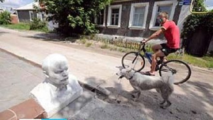 Бюст Владимира Ильича Ленина стал частью бордюра одного из частных домов