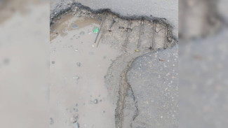 Жители Семилук пожаловались на разбитую дорогу возле больницы