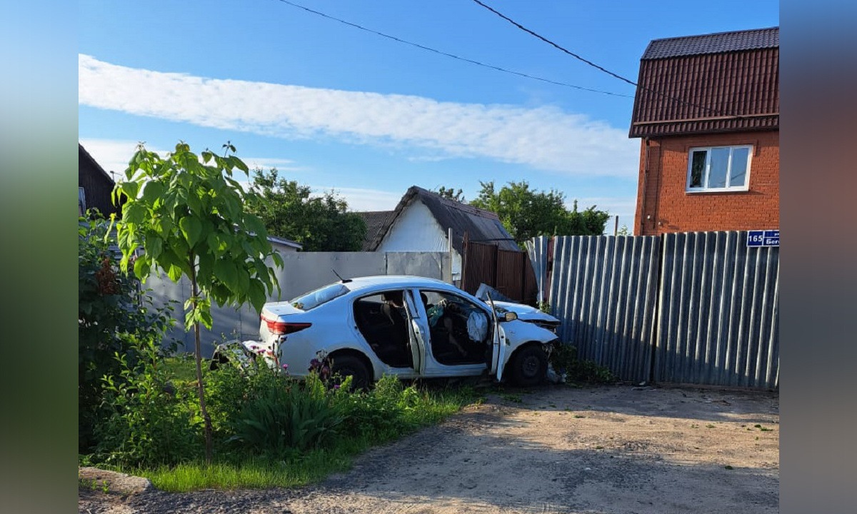 KIA после ДТП пробила забор частного дома в Воронеже: пострадали двое –  Новости Воронежа и Воронежской области – Вести Воронеж