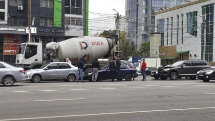 В Воронеже у памятника Славы столкнулись три автомобиля