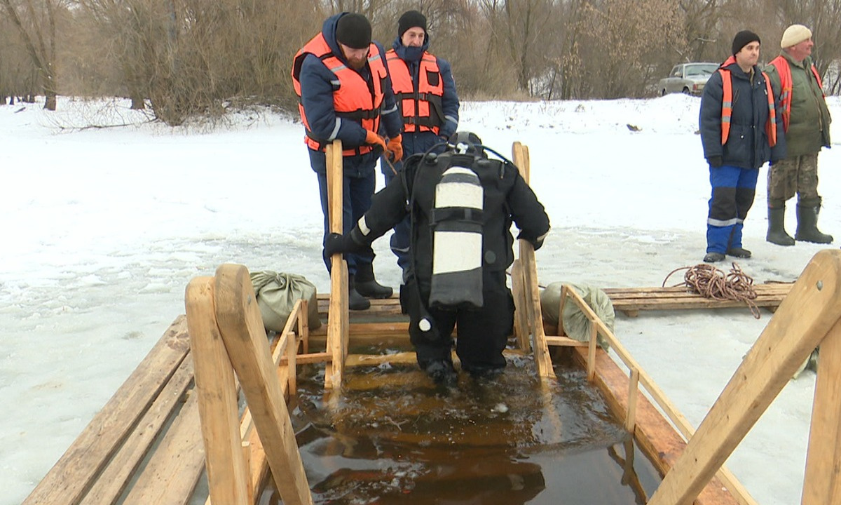 Воронежцам показали работу водолазов при подготовке купелей на Крещение –  Новости Воронежа и Воронежской области – Вести Воронеж