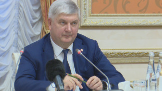 Цены на парковку и горы мусора. Что обсудили на пресс-конференции с губернатором в Воронеже