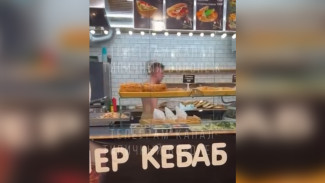 Полуголый парень с ножом ворвался в шаурмичную у памятника Славы в Воронеже