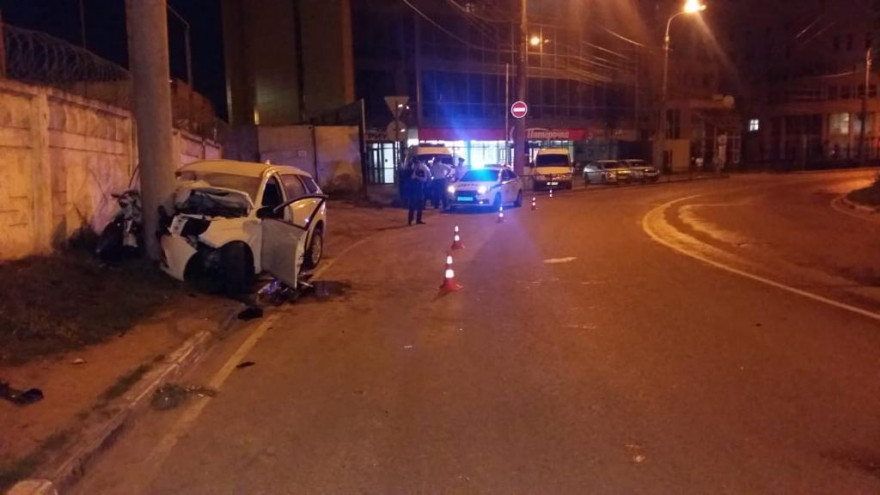 В Воронеже легковушка влетела в столб: 2 человека погибли и 1 пострадал
