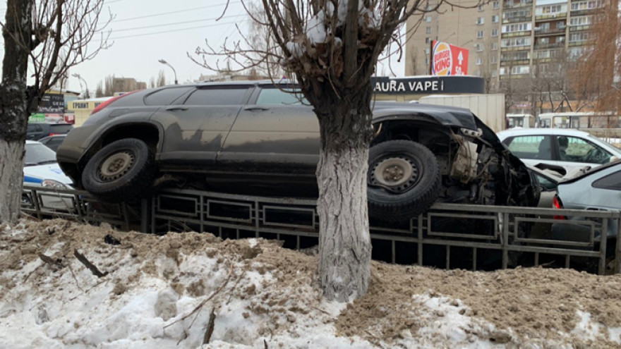 В Воронеже пьяный водитель иномарки влетел в припаркованные машины