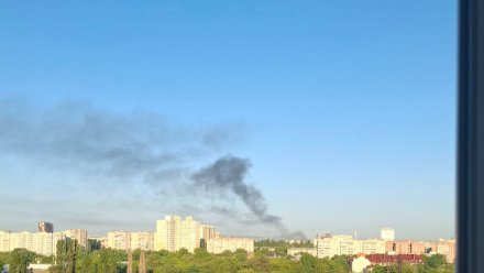 Гигантский столб дыма заметили в Коминтерновском районе Воронежа