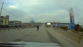 Бегущий мужчина едва не попал под колёса легковушки в Воронеже