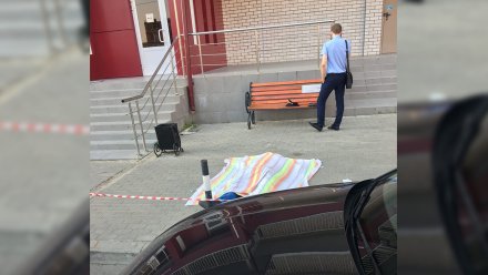 В Воронеже из окна 19-этажки выпал мужчина