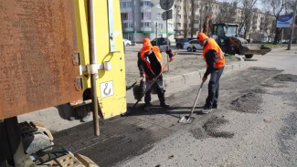 По поручению мэра в Воронеже начали ремонт повреждённого после зимы дорожного покрытия