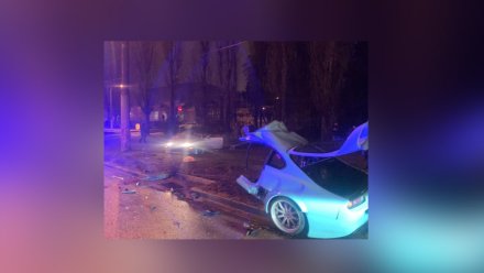 В Воронеже от удара об столб автомобиль разорвало пополам