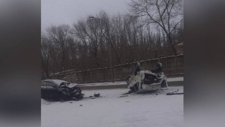 Легковушка опрокинулась после массового ДТП в Воронеже: водитель выжил