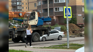 В Сети опубликовали видео момента ДТП легковушки Mercedes с автокраном в Воронеже