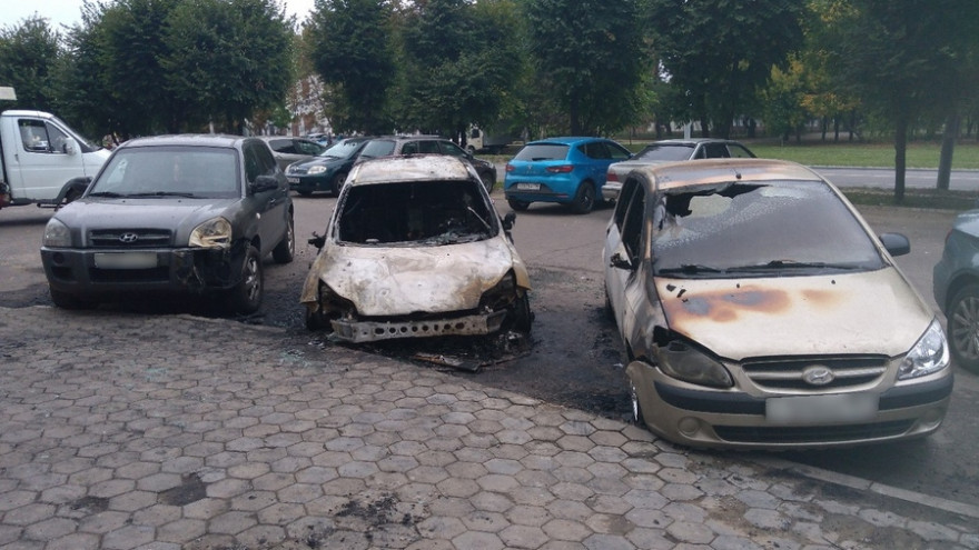 В Воронеже ночью загорелись 3 припаркованные иномарки