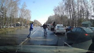 В Воронеже на дороге автомобилист набросился с битой на таксиста: появилось видео