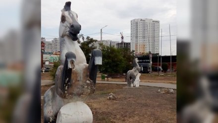 Скульптура коня в Советском районе Воронежа лишилась копыт