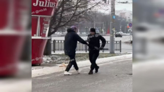 Избиение воронежца ЧОПовцем сняли на видео у памятника Славы