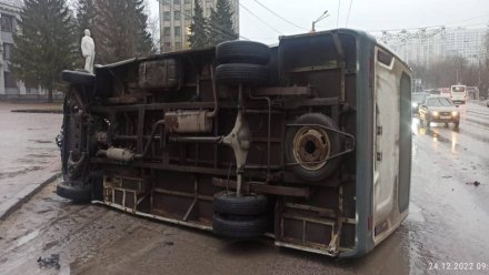В Воронеже перевернулась маршрутка: 3 пассажира и водитель пострадали