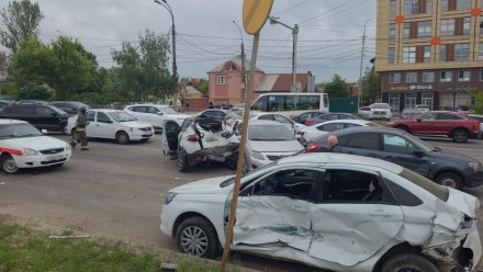 Количество попавших в ДТП машин у Центрального парка в Воронеже выросло до 8