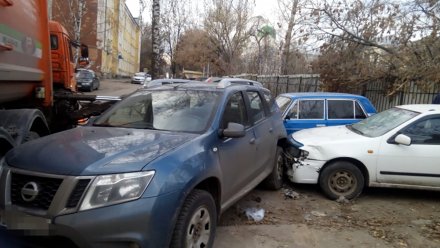 Мусоровоз устроил массовую аварию с припаркованными машинами в Воронеже