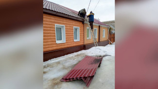 В Воронеже начали восстанавливать повреждённый после падения БПЛА дом
