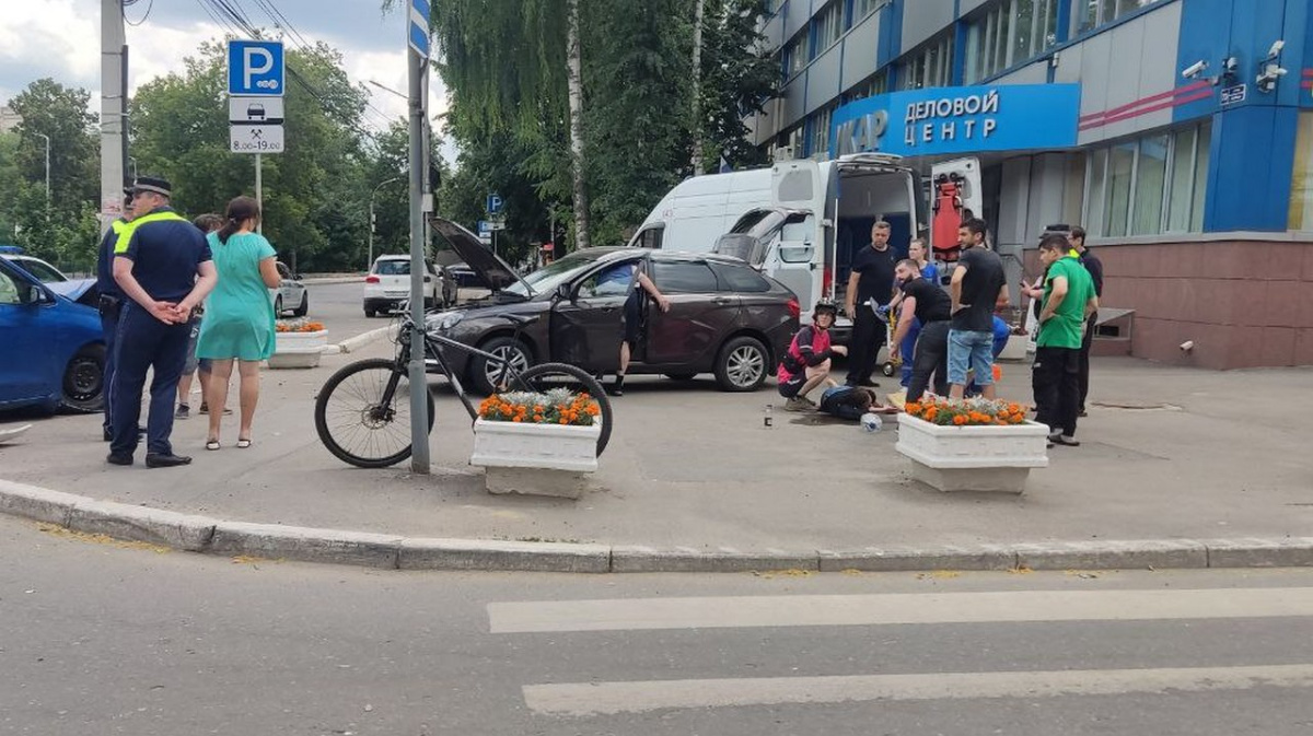 Мужчина пострадал в столкновении легковушек у бизнес-центра в Воронеже |  12.06.2024 | Воронеж - БезФормата