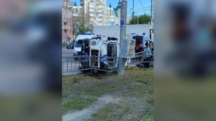 В центре Воронежа перевернулась служебная машина с заключёнными: 4 пострадавших