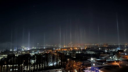 Световые столбы появились в небе над Воронежем
