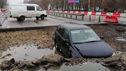 В Воронеже «Лада» провалилась в огромную яму на дороге: водителю вызвали скорую