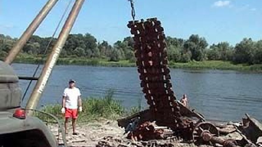 Операция по подъему танка завершена. "Клим Ворошилов" удивляет до сих пор